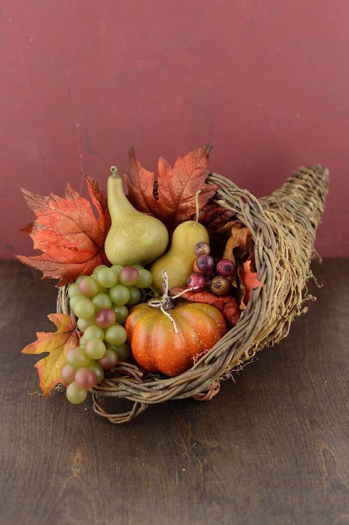 39 Cornucopia Centerpieces For Thanksgiving - DigsDigs