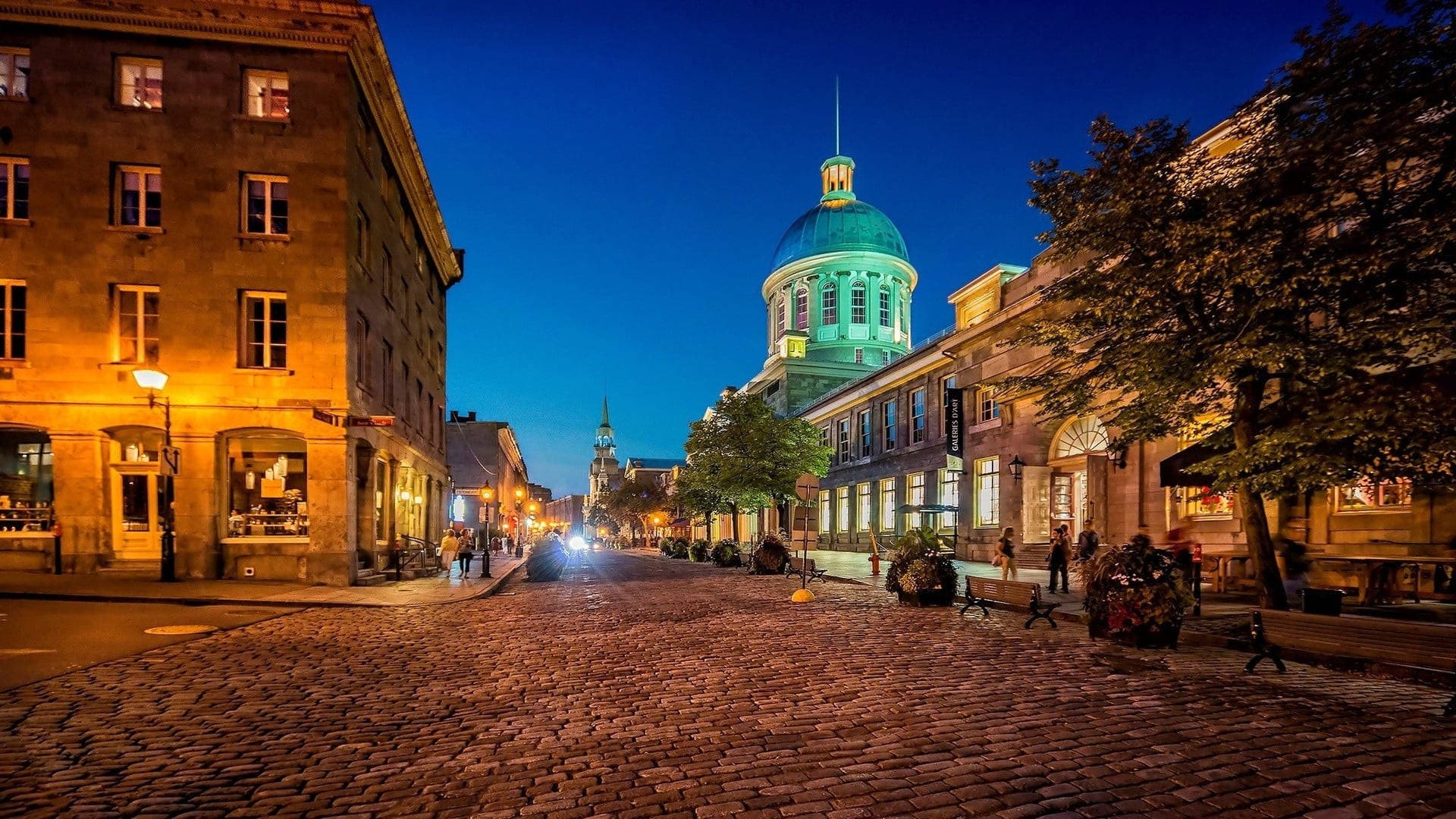 Download Bustling Street in the Heart of Montreal, Canada Wallpaper ...