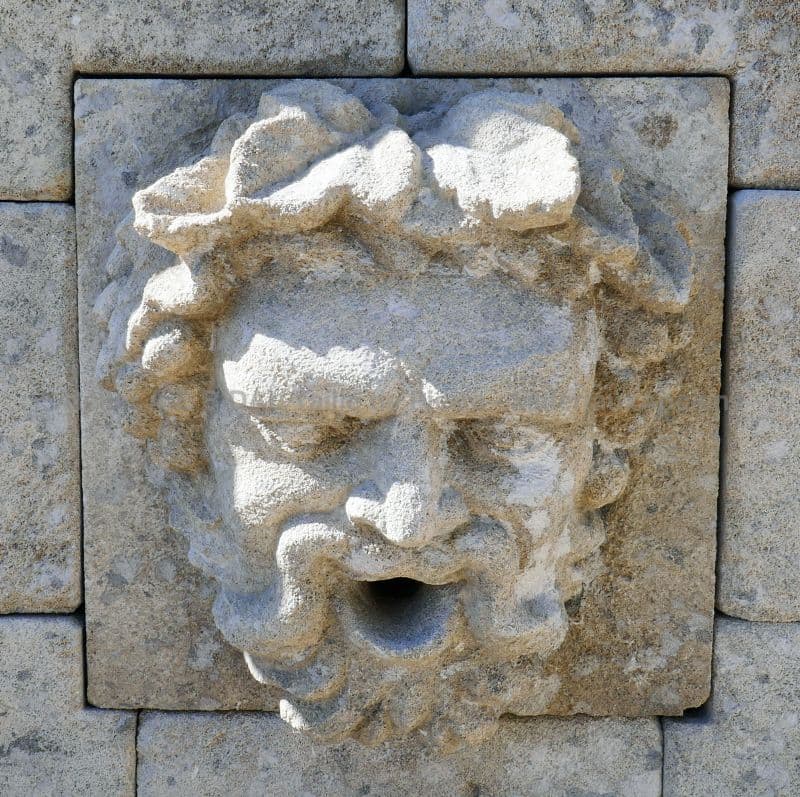 Garden fountain in stone : Bacchus head wall fountain from Provence
