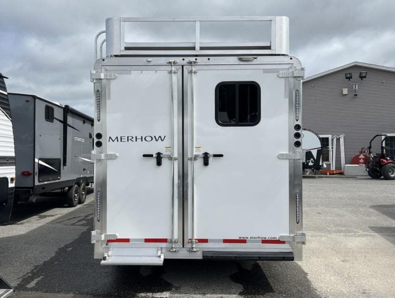 2023 Merhow Next Generation 8314 CC-NS 3-Horse Slant Load Gooseneck w ...