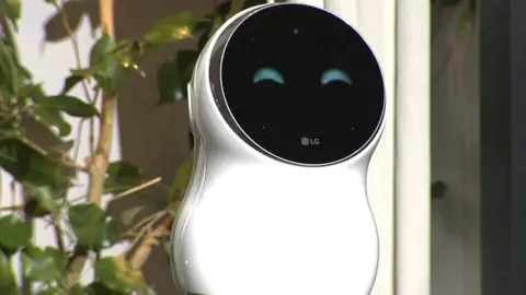 CES 2018: LG robot Cloi repeatedly fails on stage at its unveil