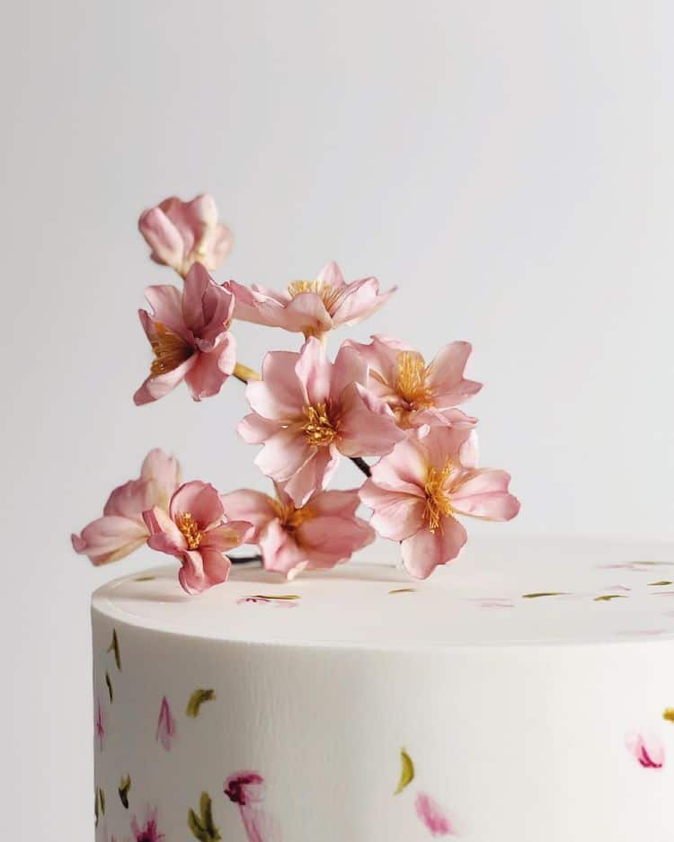 Incredibly Realistic Sugar Flowers Turn Cakes Into Edible Bouquets